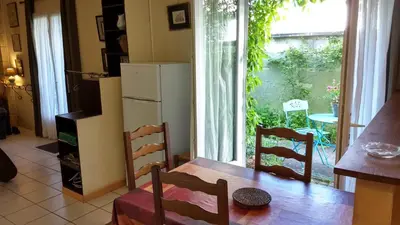 Cuisine ou kitchenette dans l'établissement Logement tranquille et frais proche gare au RDC
