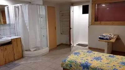 Salle de bains dans l'établissement Logement spacieux et original proche gare au RDC