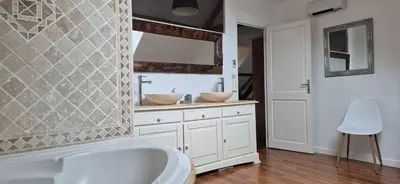 Salle de bains dans l'établissement Ma Demoiselle d'Oé - maison climatisée -3 étoiles