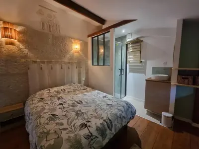 Un ou plusieurs lits dans un hébergement de l'établissement Joli duplex, climatisé, avec local à vélos