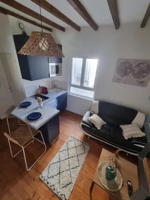 Coin salon dans l'établissement Joli duplex, climatisé, avec local à vélos