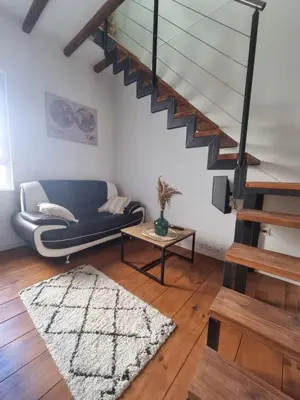Coin salon dans l'établissement Joli duplex, climatisé, avec local à vélos