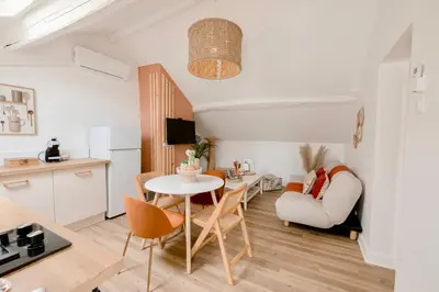 Cuisine ou kitchenette dans l'établissement Charmante Maisonnette