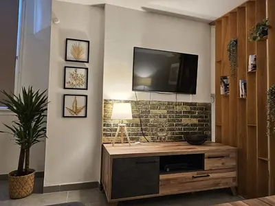 Télévision ou salle de divertissement dans l'établissement Gîte Beau-Vallon