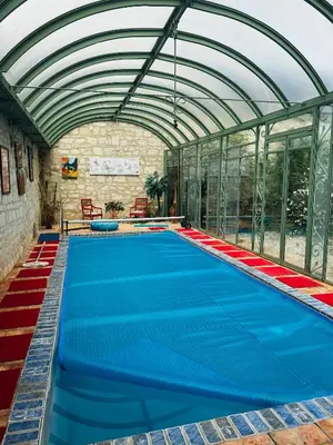 Piscine de l'établissement Château de la Thibaudière Bois Savary - Chambre familiale du Roi ou située à proximité