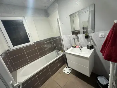 Salle de bains dans l'établissement Domaine des roses - Charmante Maison à Louer