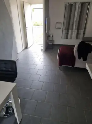 Télévision ou salle de divertissement dans l'établissement Domaine des roses - Charmante Maison à Louer