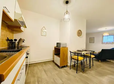 Cuisine ou kitchenette dans l'établissement Appartement Centre-Ville - 3 Voyageurs