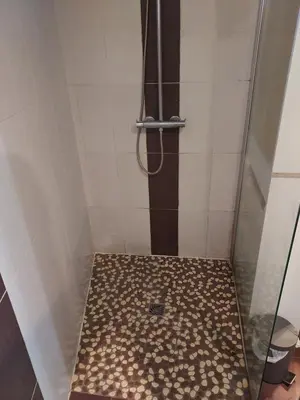 Salle de bains dans l'établissement Maison Les Giraudeaux à 35 minutes du Futuroscope