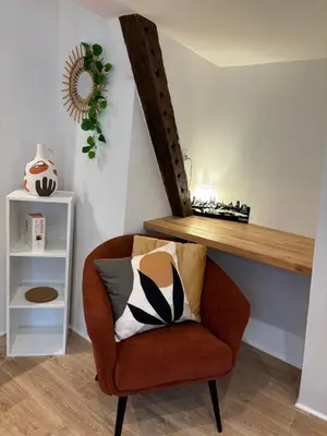 Coin salon dans l'établissement Chez Léo - Rue de la Scellerie