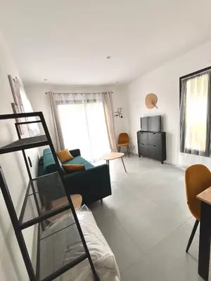 Coin salon dans l'établissement Chambre indépendante RDC avec SdB, WC et parking