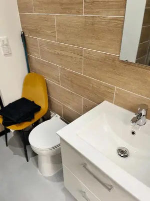 Salle de bains dans l'établissement Chambre indépendante RDC avec SdB, WC et parking