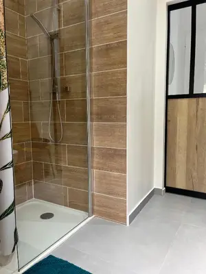 Salle de bains dans l'établissement Chambre indépendante RDC avec SdB, WC et parking