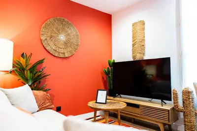 Télévision ou salle de divertissement dans l'établissement Studio design et coloré au coeur de Saumur