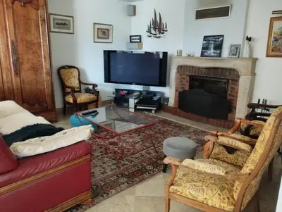 Télévision ou salle de divertissement dans l'établissement Maison Familiale
