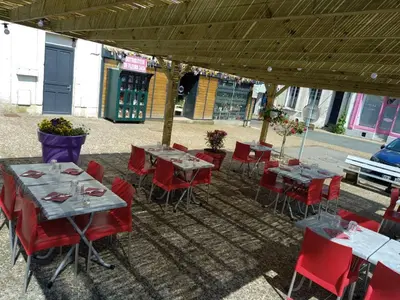 Restaurant ou autre lieu de restauration dans l'établissement Le relais du chapeau rouge