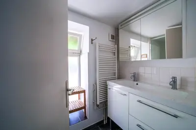 Salle de bains dans l'établissement Maison de campagne sud Touraine avec piscine 8px