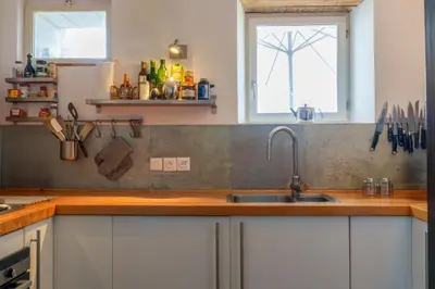 Cuisine ou kitchenette dans l'établissement Maison de campagne sud Touraine avec piscine 8px