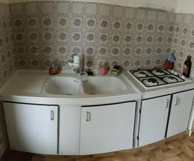 Cuisine ou kitchenette dans l'établissement Appartement proche circuit 24 h du Mans