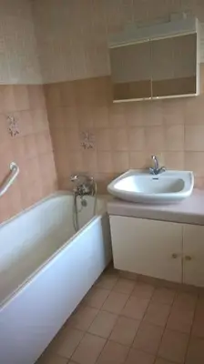 Salle de bains dans l'établissement Appartement proche circuit 24 h du Mans