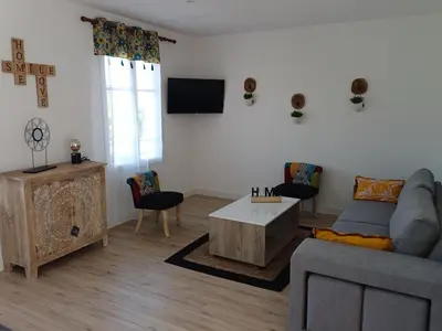 Télévision ou salle de divertissement dans l'établissement Maison 3 chambres avec Spa 2 à 6 personnes
