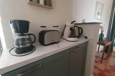 Cuisine ou kitchenette dans l'établissement le gite de l'orangerie