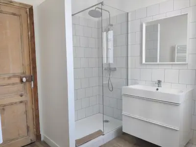 Salle de bains dans l'établissement Grand Appart neuf, calme, wifi