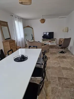 Télévision ou salle de divertissement dans l'établissement pavillon en pleine nature