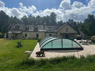 Piscine de l'établissement Gite Les Quatre Alouettes ou située à proximité