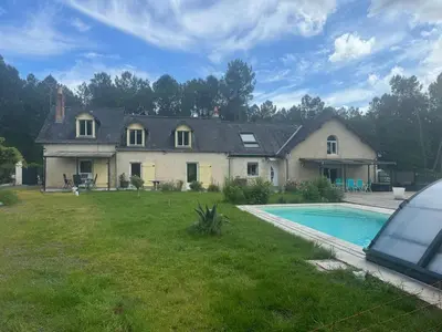 Piscine de l'établissement Gite Les Quatre Alouettes ou située à proximité
