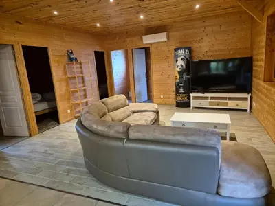 Télévision ou salle de divertissement dans l'établissement Les Cottages de Charme