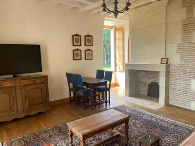 Télévision ou salle de divertissement dans l'établissement Gite bois des songes