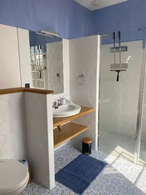 Salle de bains dans l'établissement Gite bois des songes