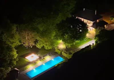 Piscine de l'établissement Gîte du Soleil dans la Ruelle - La Grouas ou située à proximité