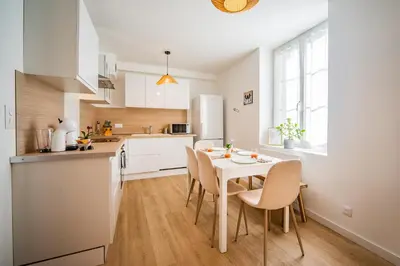 Cuisine ou kitchenette dans l'établissement La Pause Tourangelle - Calme - Wifi - Parking