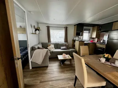 Cuisine ou kitchenette dans l'établissement Mobile-home 3 chambres chaleureux et calme