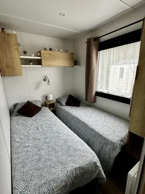 Un ou plusieurs lits dans un hébergement de l'établissement Mobile-home 3 chambres chaleureux et calme