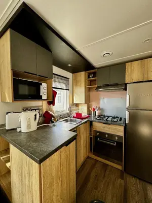 Cuisine ou kitchenette dans l'établissement Mobile-home 3 chambres chaleureux et calme