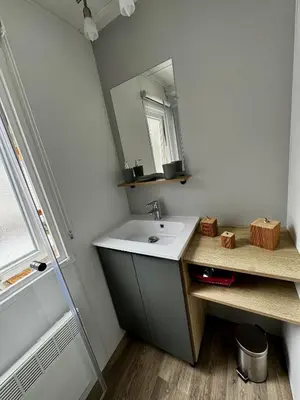 Salle de bains dans l'établissement Mobile-home 3 chambres chaleureux et calme