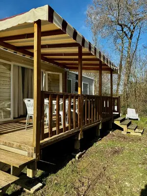 Balcon ou terrasse dans l'établissement Mobile-home 3 chambres chaleureux et calme