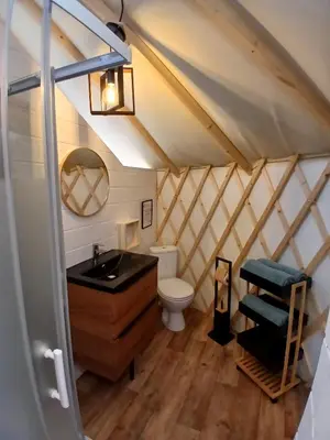 Salle de bains dans l'établissement Yourte Bambou Les Belles Ouvrières