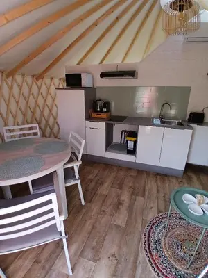 Cuisine ou kitchenette dans l'établissement Yourte Bambou Les Belles Ouvrières