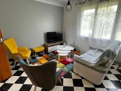 Télévision ou salle de divertissement dans l'établissement Maison 3 chambres, 2 sdb avec jardin Connerré
