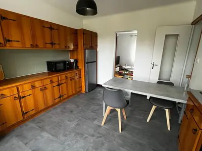 Cuisine ou kitchenette dans l'établissement Maison 3 chambres, 2 sdb avec jardin Connerré