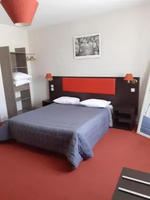 Un ou plusieurs lits dans un hébergement de l'établissement Hôtel de France