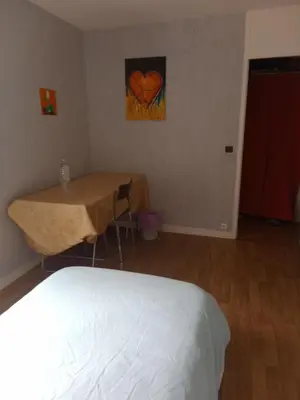 Un ou plusieurs lits dans un hébergement de l'établissement chambre à louer en nuité