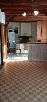 Cuisine ou kitchenette dans l'établissement La maison paisible au village