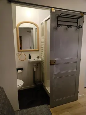 Salle de bains dans l'établissement Studio quartier hôpital et université