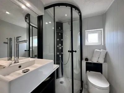 Salle de bains dans l'établissement L'Abbaye de l'Epau - Jardin - Rivière
