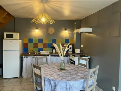 Cuisine ou kitchenette dans l'établissement Charmante maison atypique